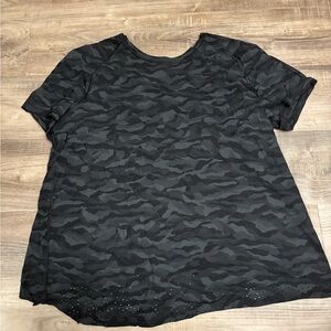 Black camo lululemon open back 8 shirt